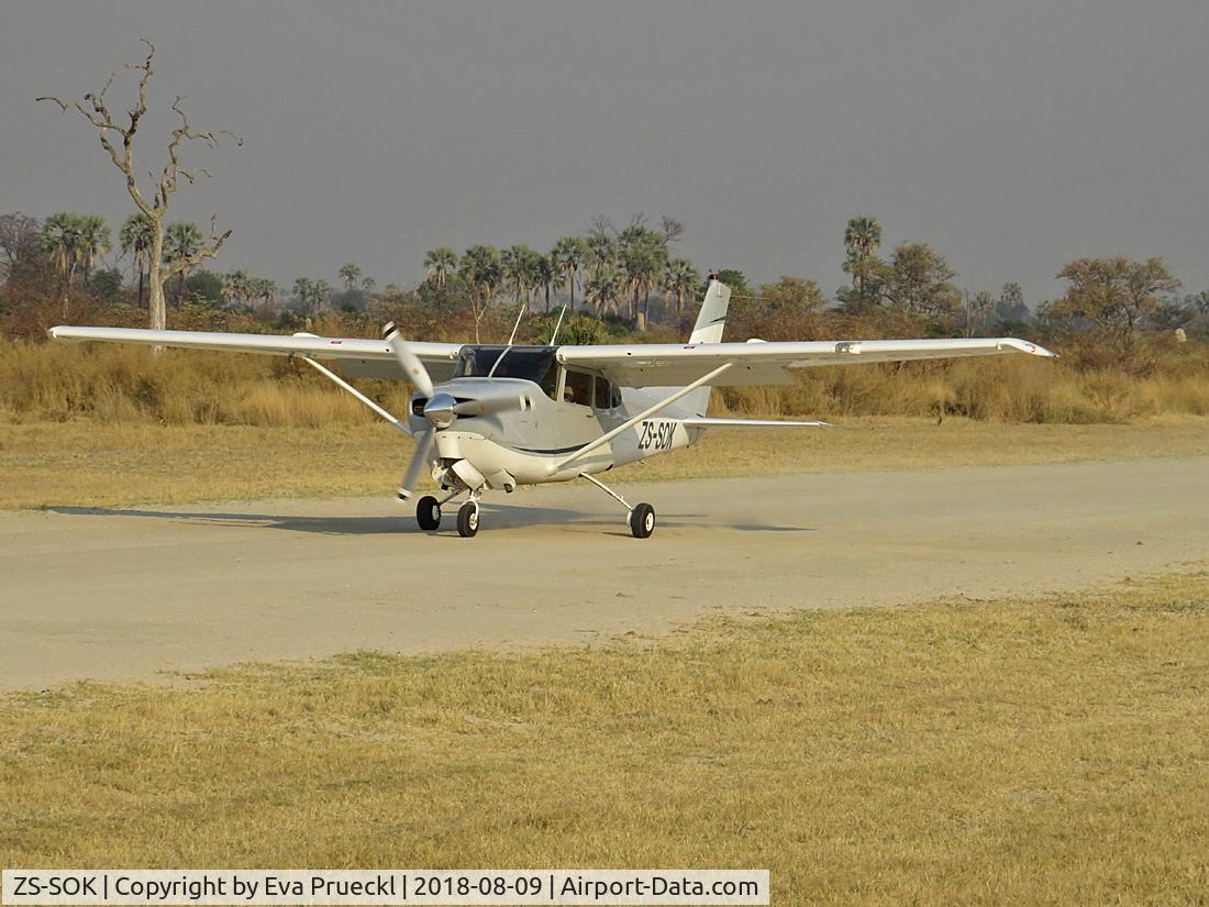 ZS-SOK, 2004 Cessna 210A Centurion C/N 21057658, Landing at ABU Airstrip, Okavango Delta / Botswana