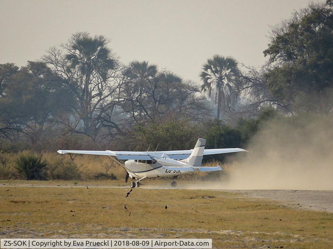 ZS-SOK, 2004 Cessna 210A Centurion C/N 21057658, Landing at ABU Airstrip, Okavango Delta / Botswana
