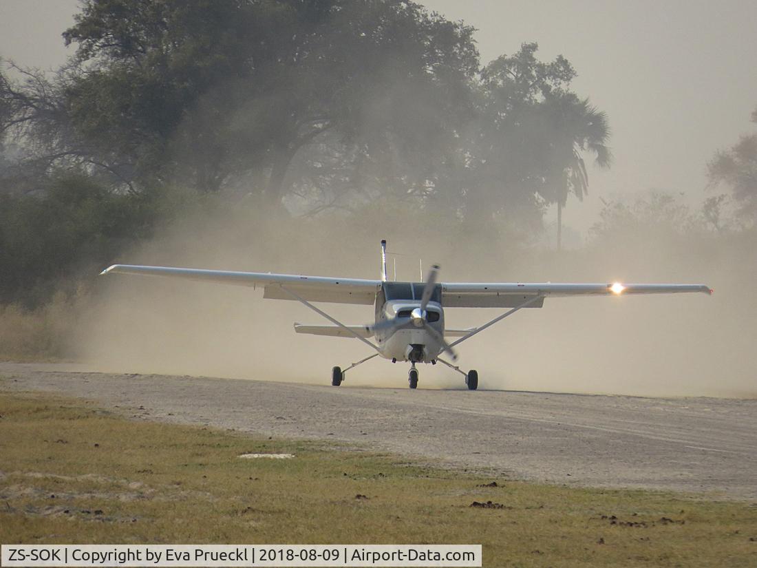 ZS-SOK, 2004 Cessna 210A Centurion C/N 21057658, Landing at ABU Airstrip, Okavango Delta / Botswana