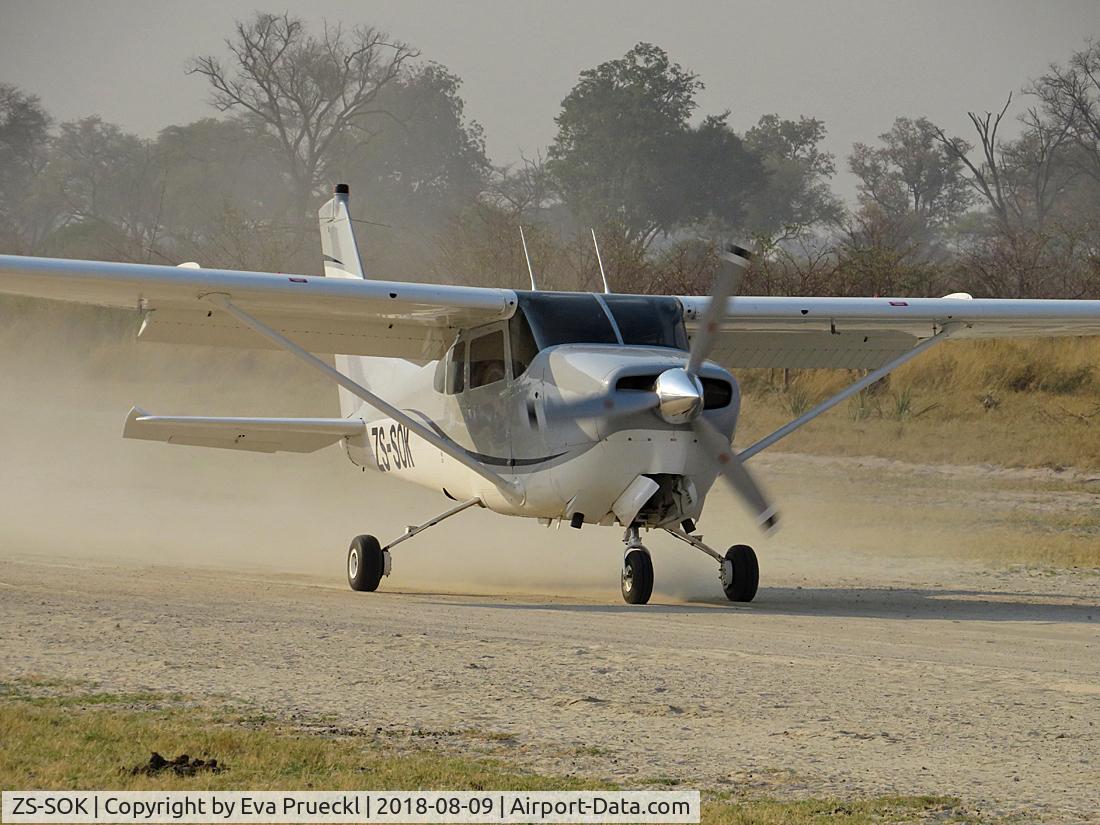 ZS-SOK, 2004 Cessna 210A Centurion C/N 21057658, Landing at ABU Airstrip, Okavango Delta / Botswana