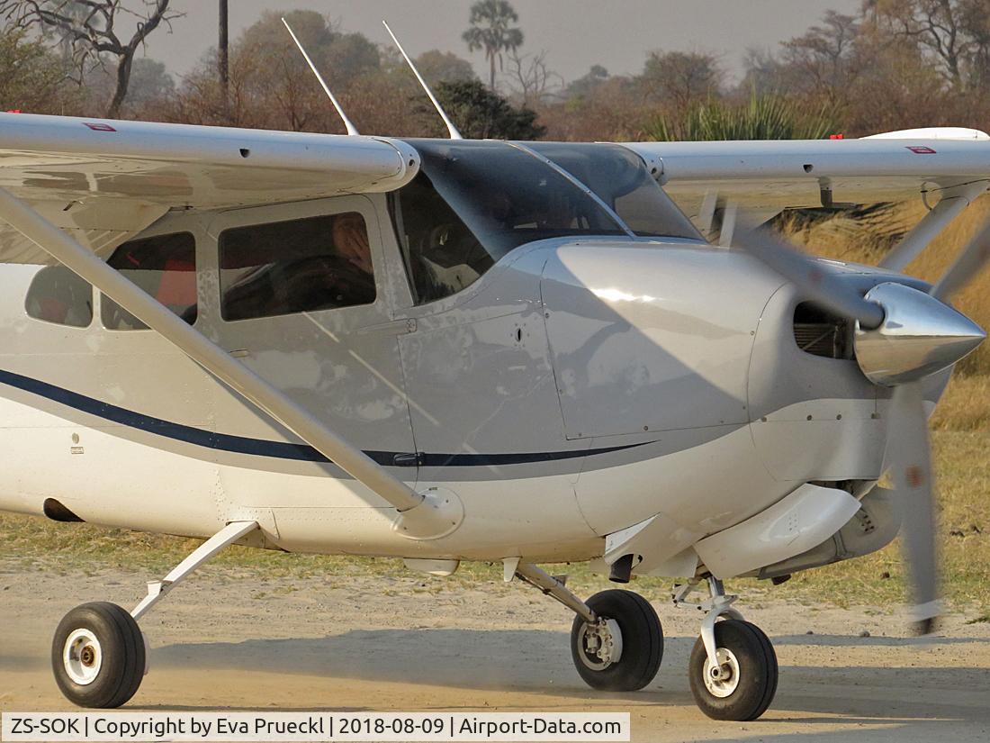 ZS-SOK, 2004 Cessna 210A Centurion C/N 21057658, Landing at ABU Airstrip, Okavango Delta / Botswana