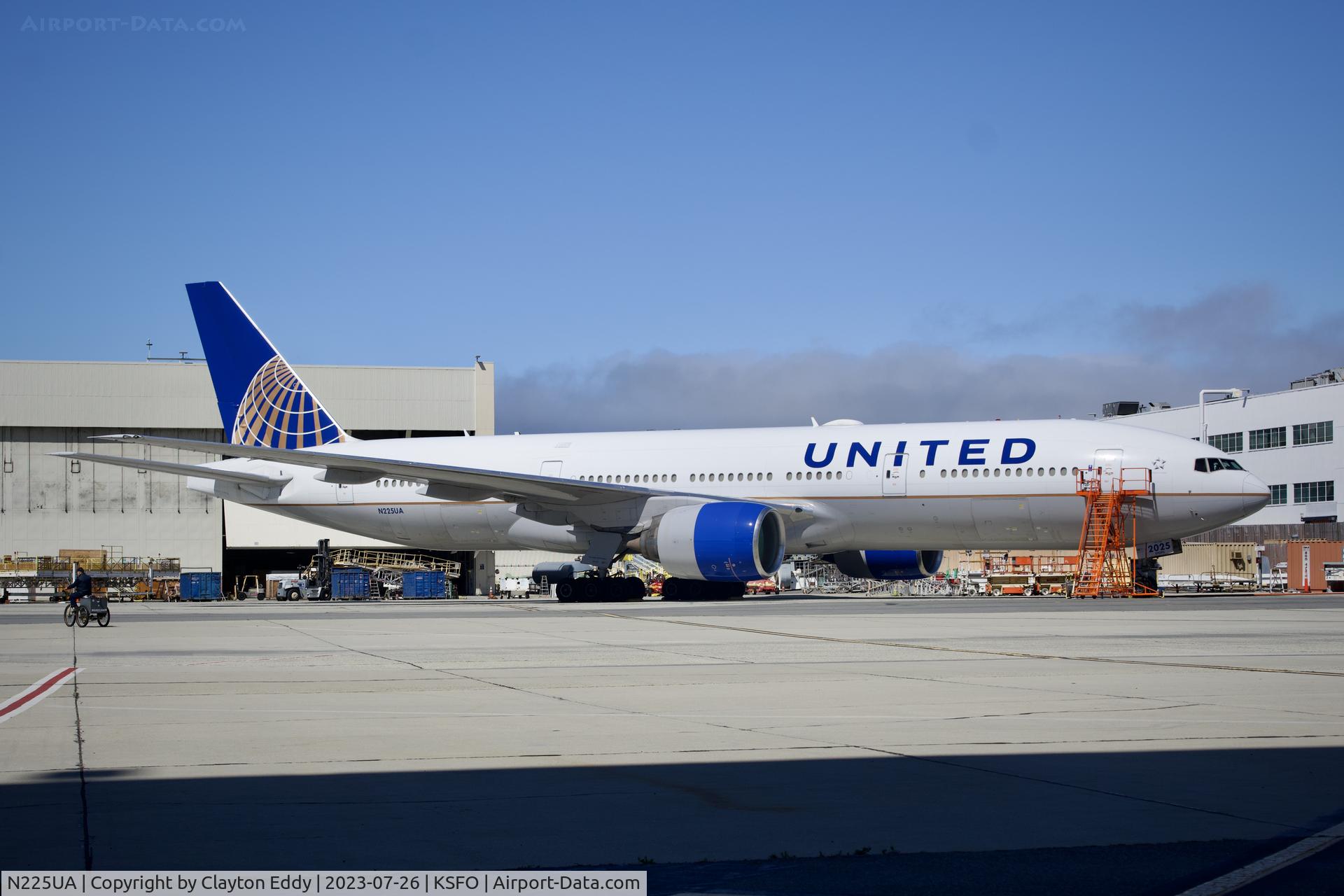 N225UA, 2001 Boeing 777-222/ER C/N 30554, SFO 2023.