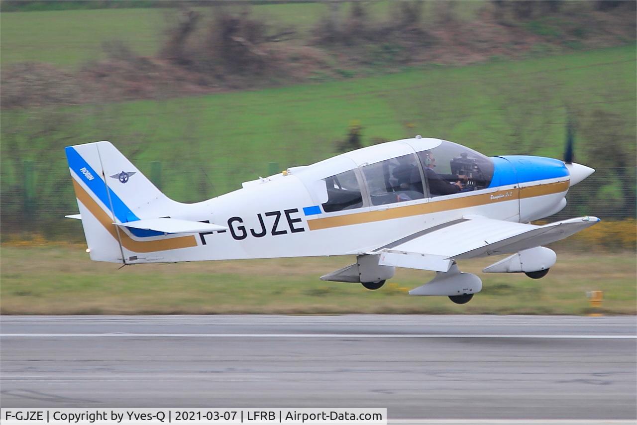 F-GJZE, Robin DR-400-120 Petit Prince C/N 2005, F-GJZE - Robin DR-400-120, Landing rwy 07R, Brest-Bretagne Airport (LFRB-BES)