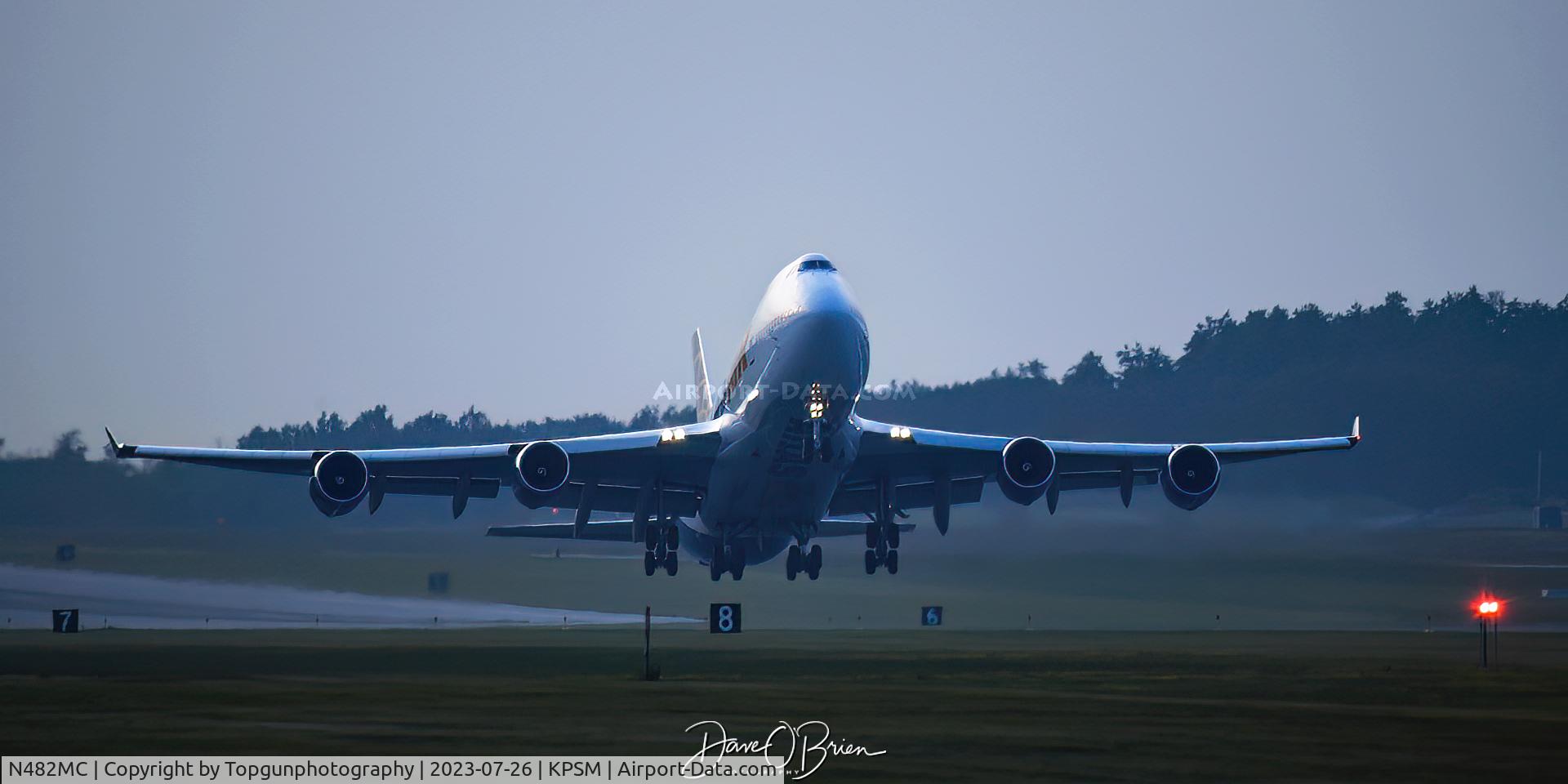 N482MC, 2001 Boeing 747-443 C/N 32340, GIANT8325 lifts off RW16