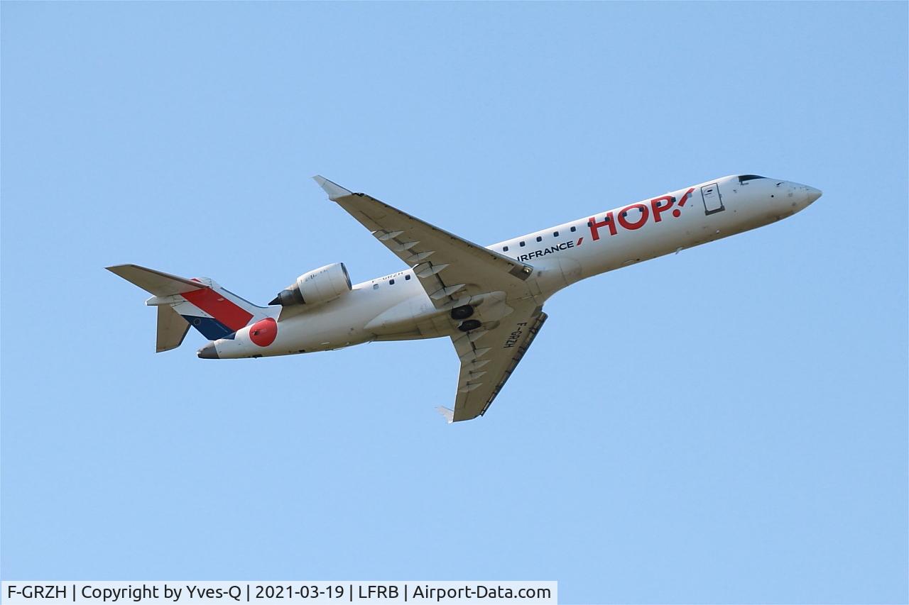 F-GRZH, 2003 Bombardier CRJ-702 (CL-600-2C10) Regional Jet C/N 10089, Bombardier CRJ-702, Climbing from rwy 07R, Brest-Bretagne airport (LFRB-BES)