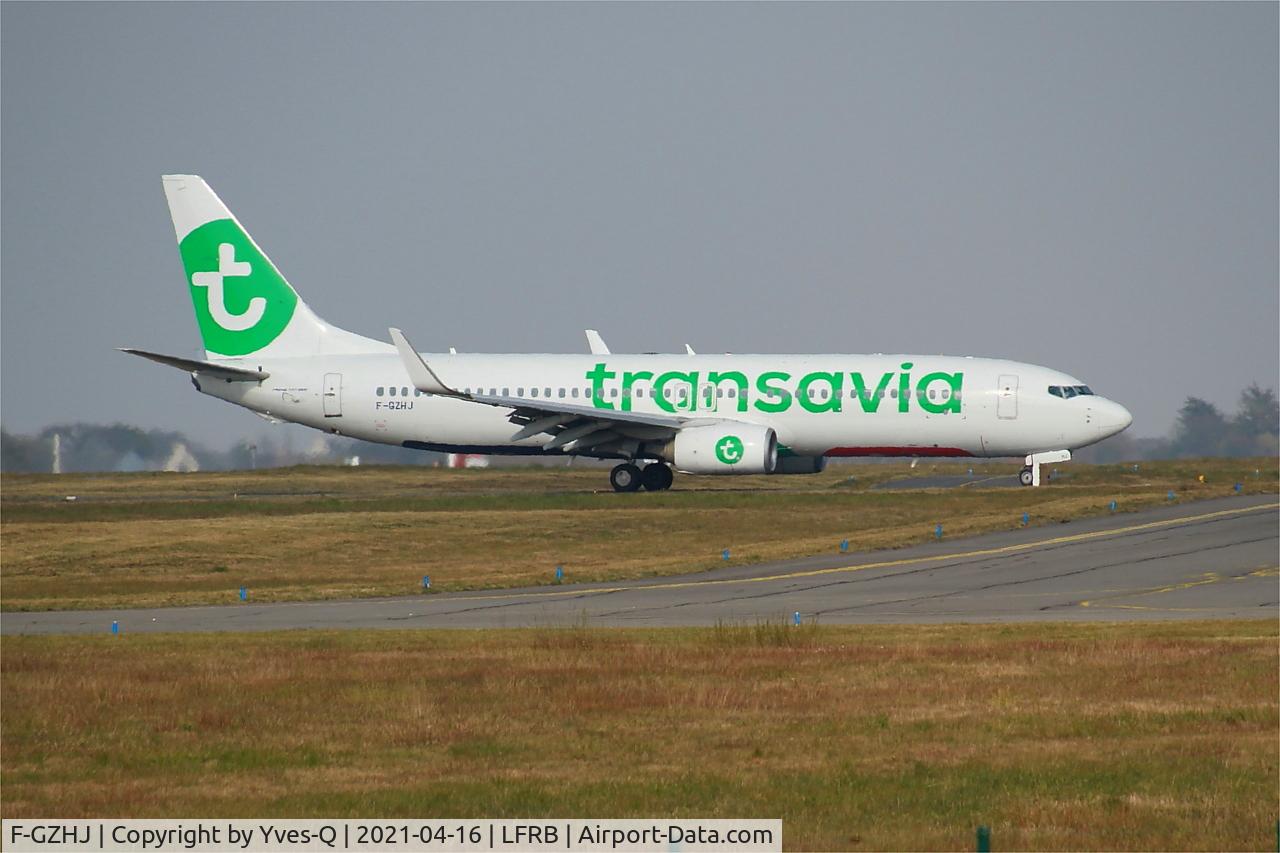F-GZHJ, 2013 Boeing 737-86J C/N 37778, Boeing 737-86J, Taxiing to boarding ramp, Brest-Bretagne Airport (LFRB-BES)
