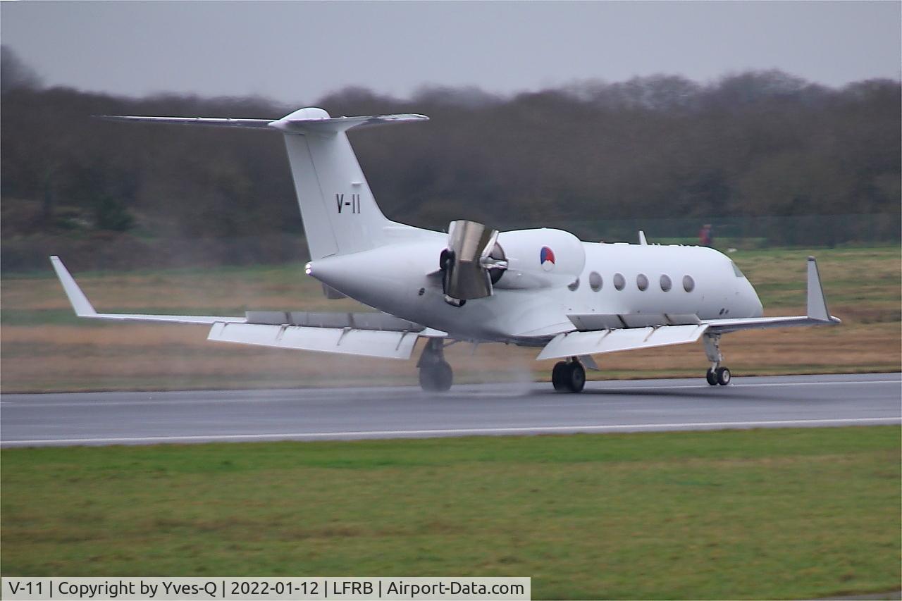 V-11, Gulfstream Aerospace G-IV C/N 1009, Gulfstream Aerospace G-IV, Reverse thrust landing rwy 07R, Brest-Bretagne airport (LFRB-BES)