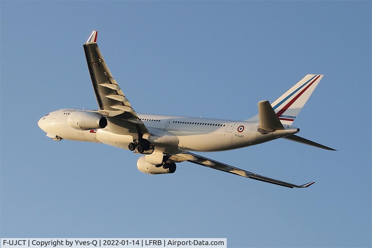 F-UJCT, 2015 Airbus A330-243 C/N 1657, Airbus A330-200, Take off rwy 25L, Brest-Bretagne airport (LFRB-BES)