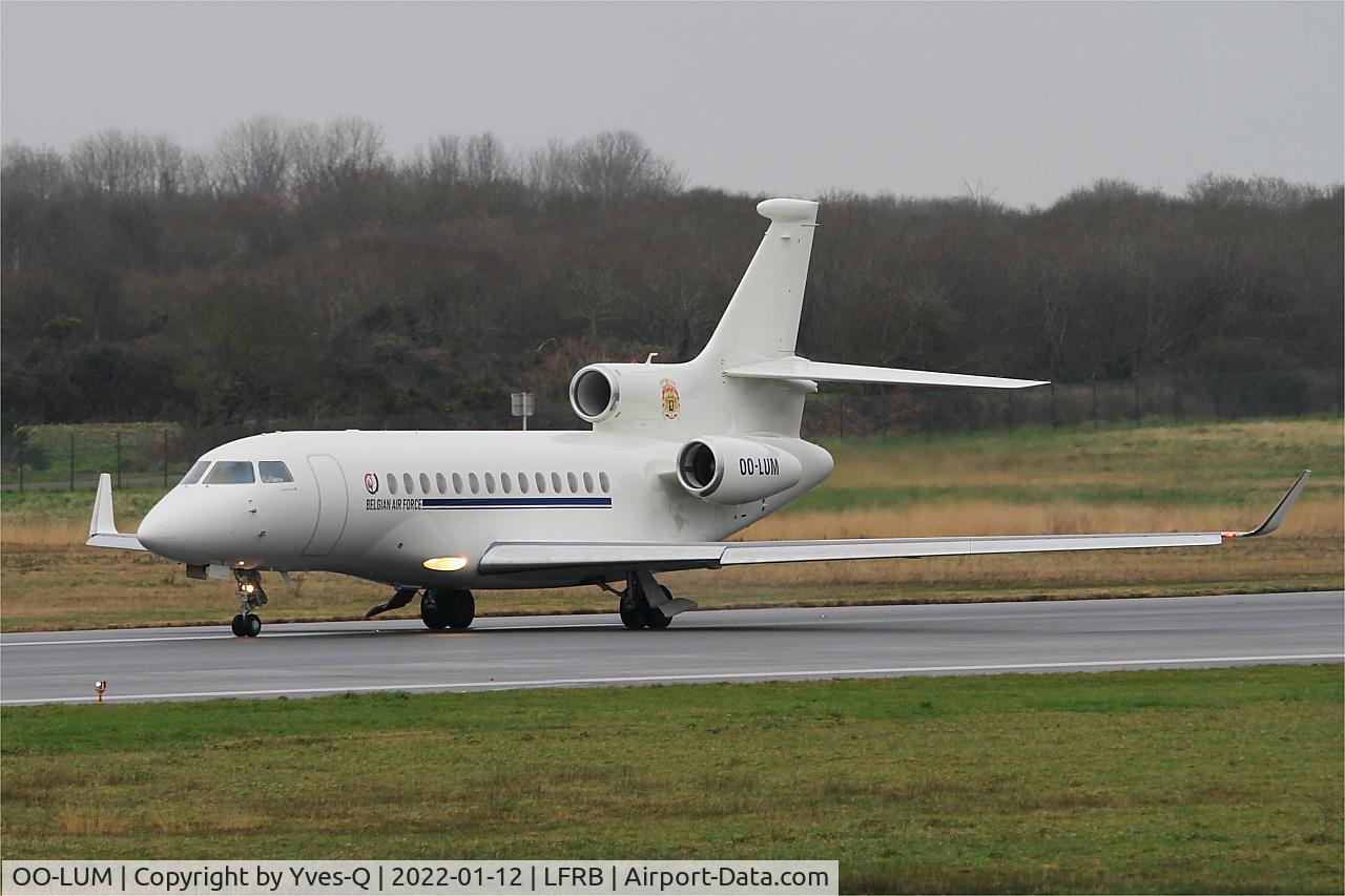 OO-LUM, 2007 Dassault Falcon 7X C/N 004, Dassault Falcon 7X, Taxiing rwy 07R, Brest-Bretagne airport (LFRB-BES)