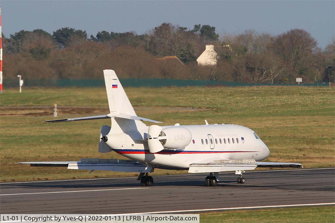 L1-01, 2003 Dassault Falcon 2000EX C/N 15, Dassault Falcon 2000EX, Reverse thrust landing rwy 07R, Brest-Bretagne airport (LFRB-BES)