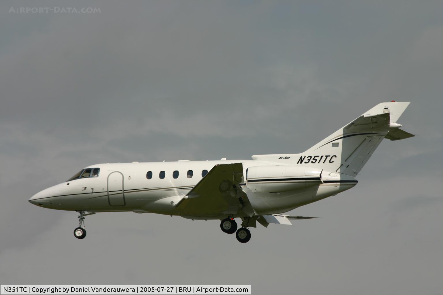 N351TC, 2004 Raytheon Hawker 800XP C/N 258675, short before landing on rnw 25L
