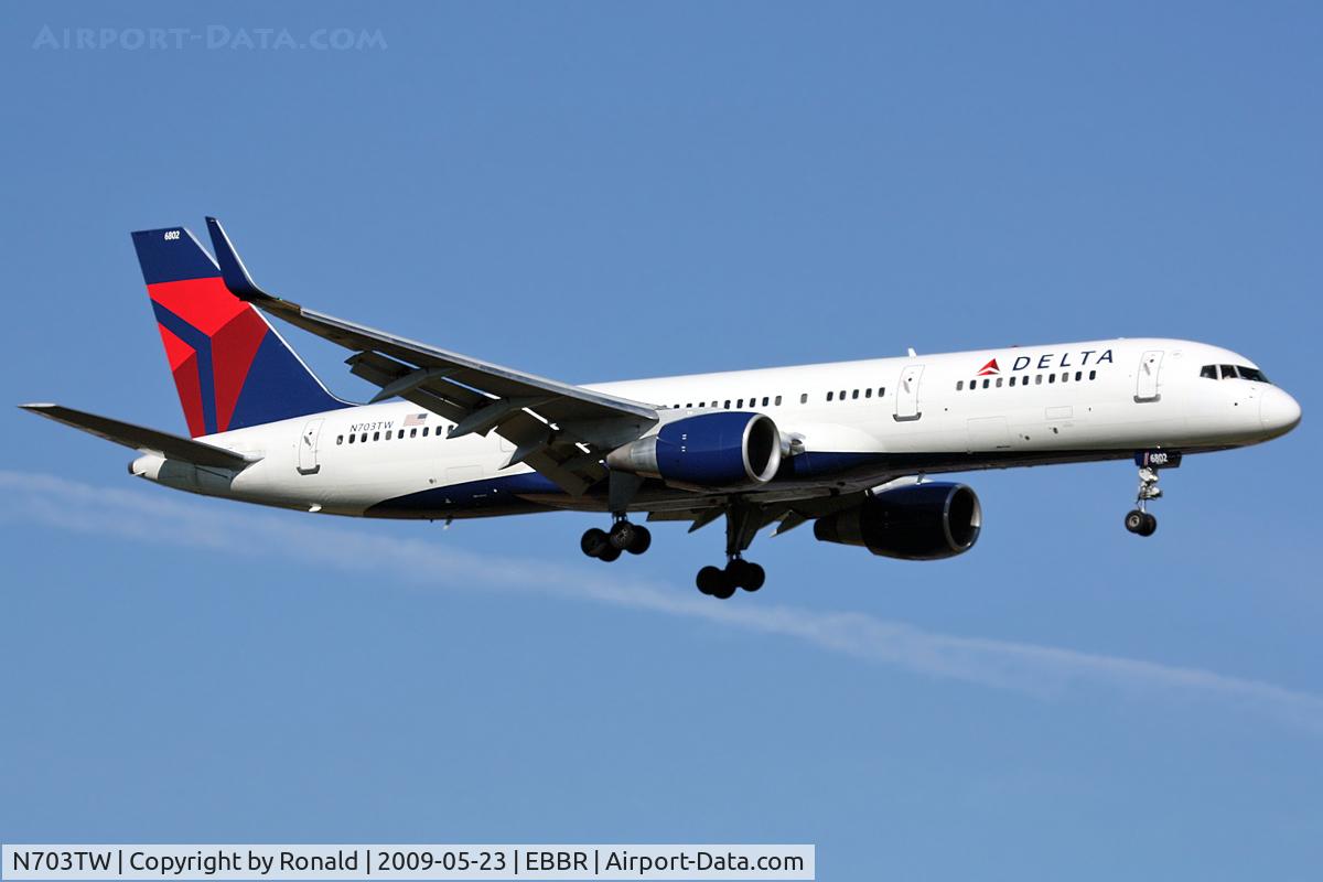 N703TW, 1996 Boeing 757-2Q8 C/N 27620, at bru