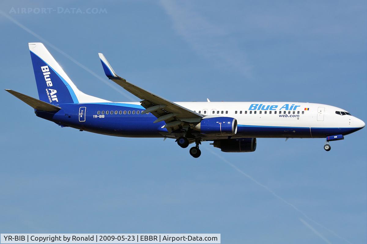 YR-BIB, 2000 Boeing 737-8AS C/N 29926, at bru