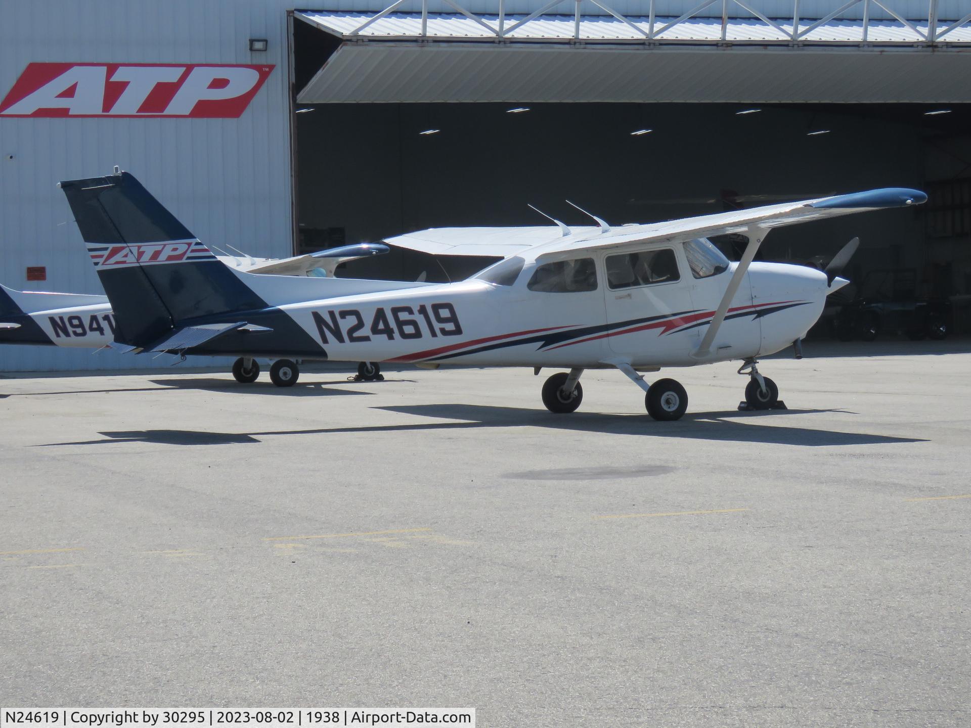 N24619, 2000 Cessna 172R C/N 17280831, Parked