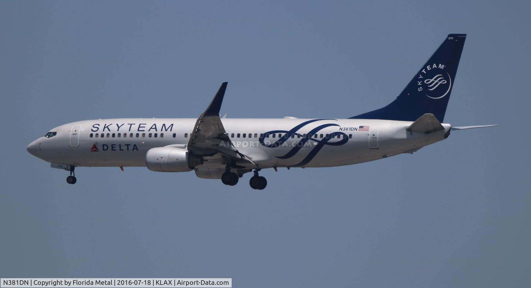 N381DN, 1999 Boeing 737-832 C/N 30350, DAL 738 zx in from DFW