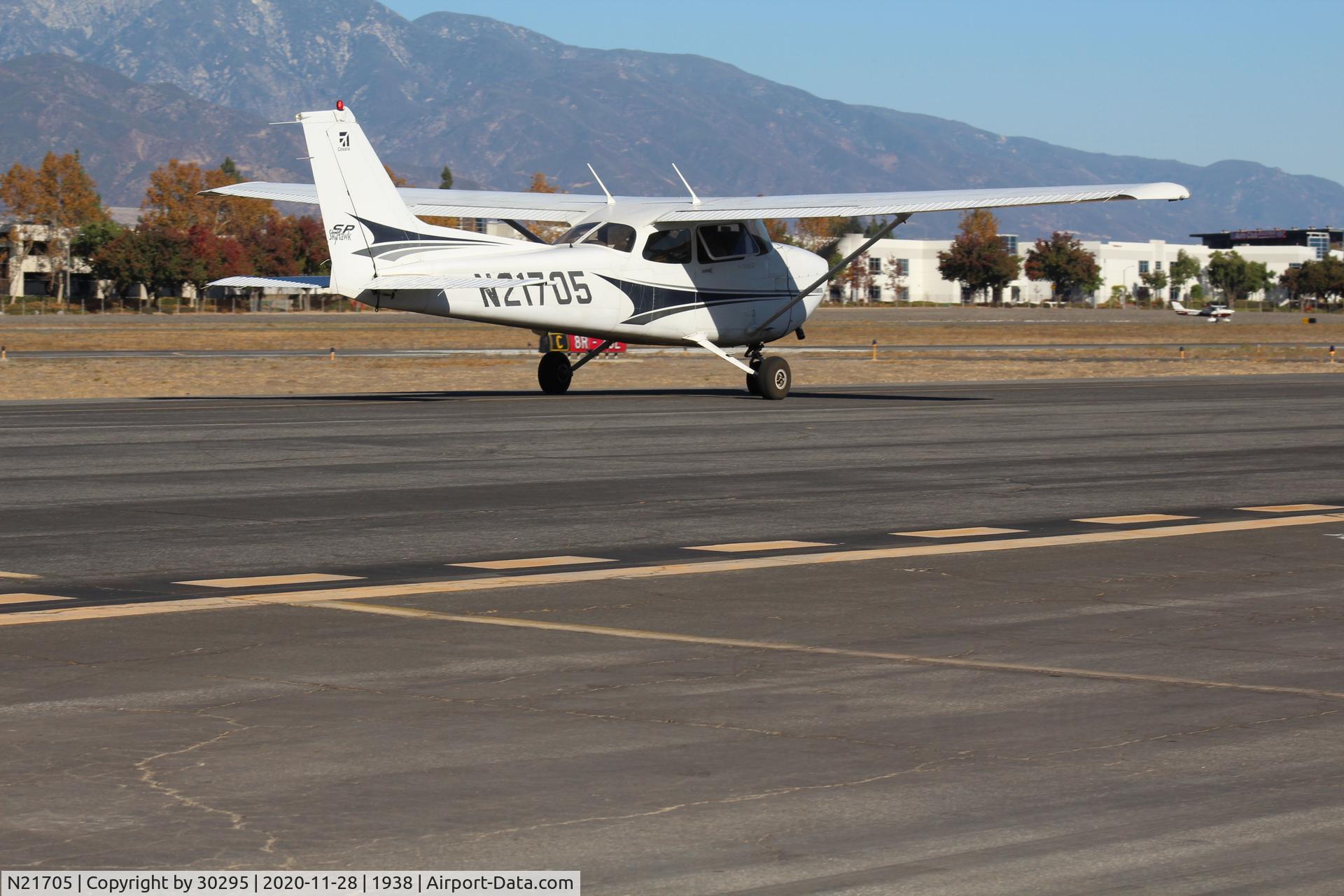 N21705, 2004 Cessna 172S Skyhawk SP C/N 172S9699, Taxiing