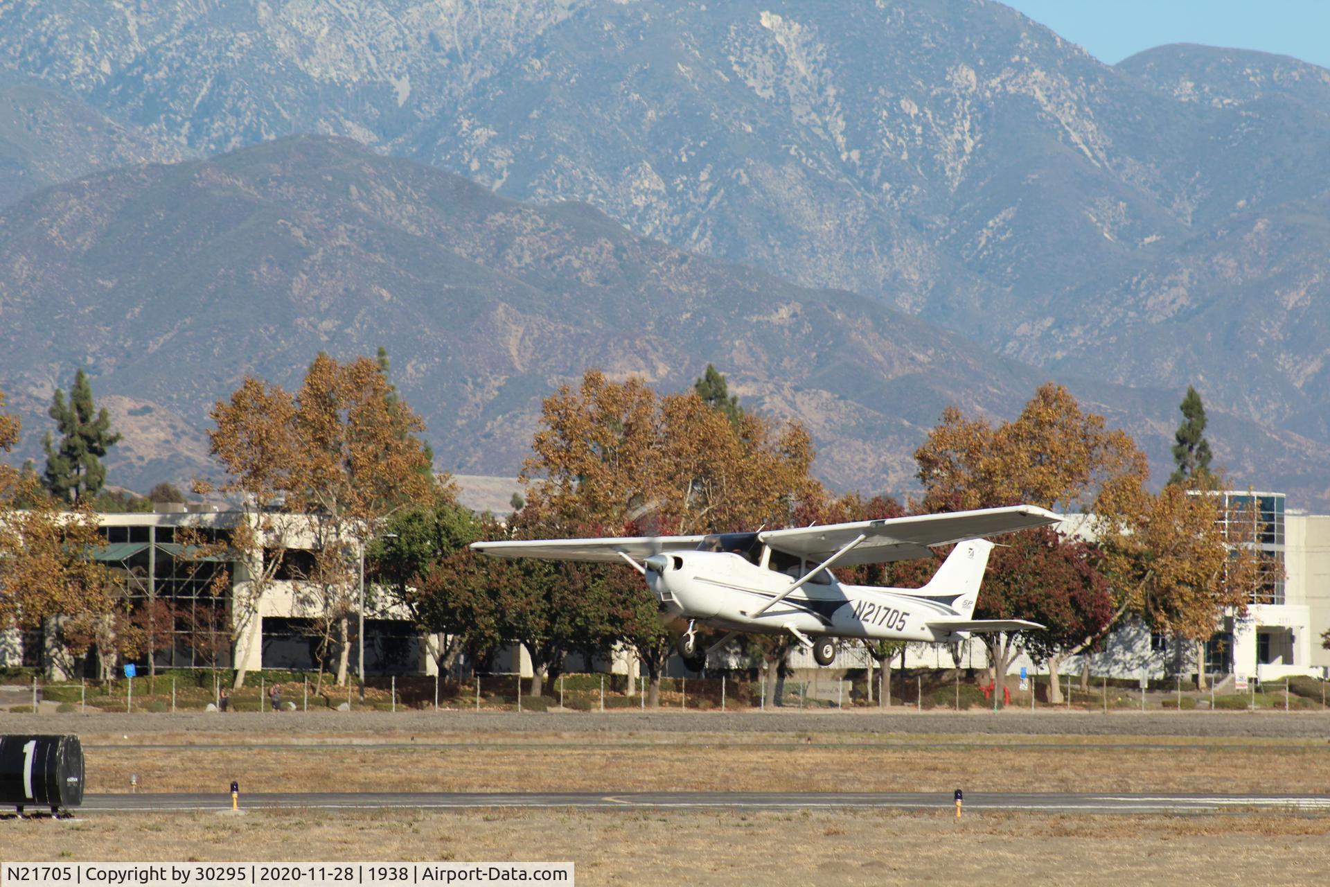 N21705, 2004 Cessna 172S Skyhawk SP C/N 172S9699, Lifting off