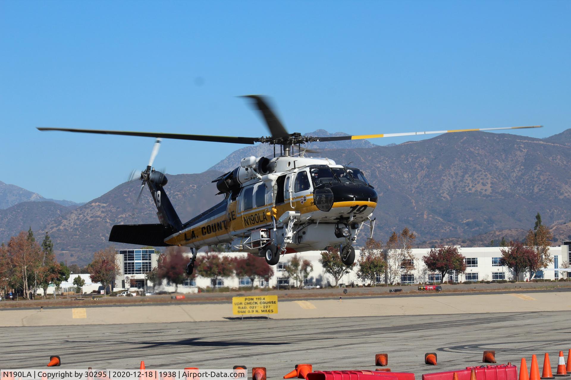 N190LA, Sikorsky S-70A Firehawk C/N 702479, Lifting off