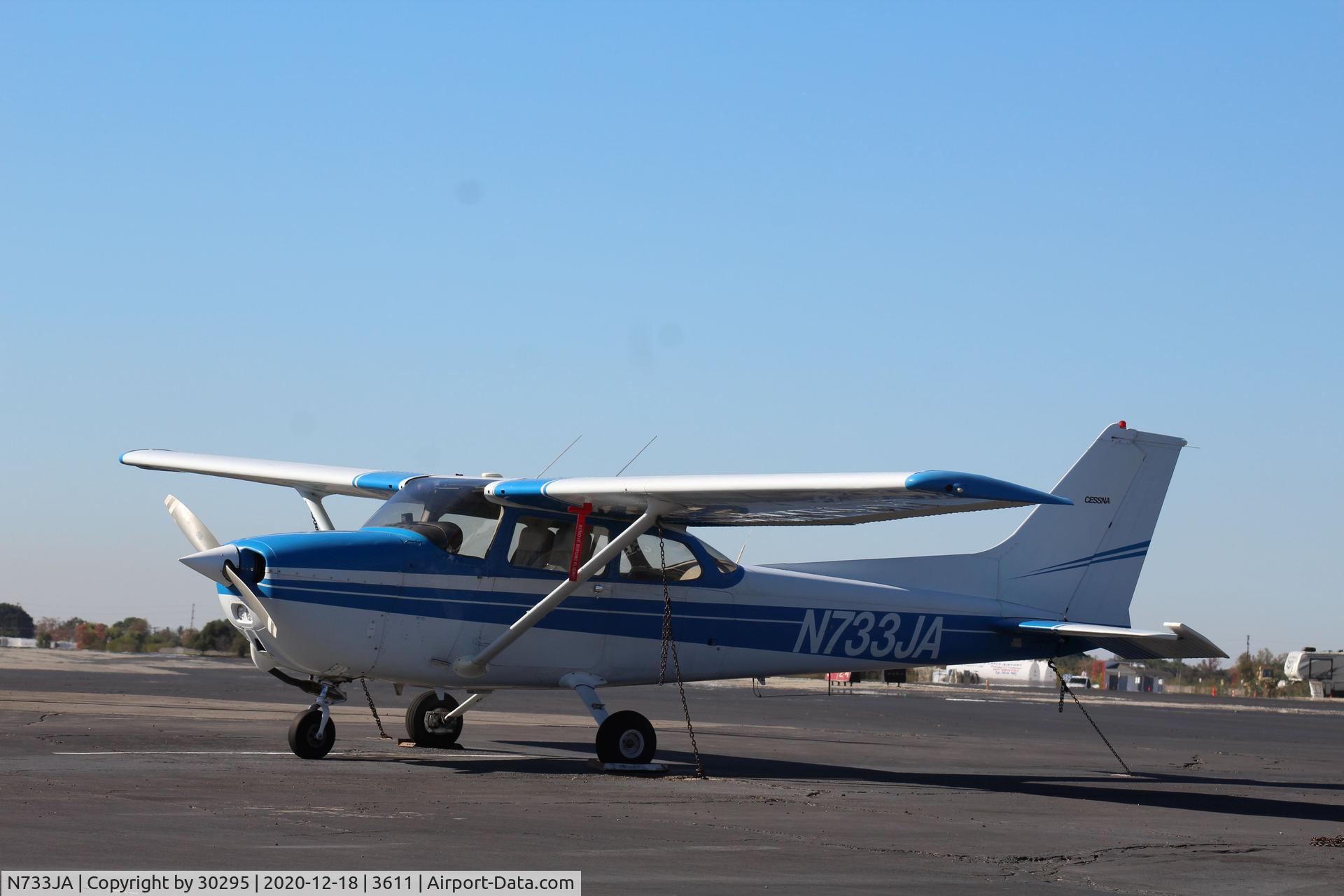 N733JA, 1976 Cessna 172N C/N 17268320, Parked
