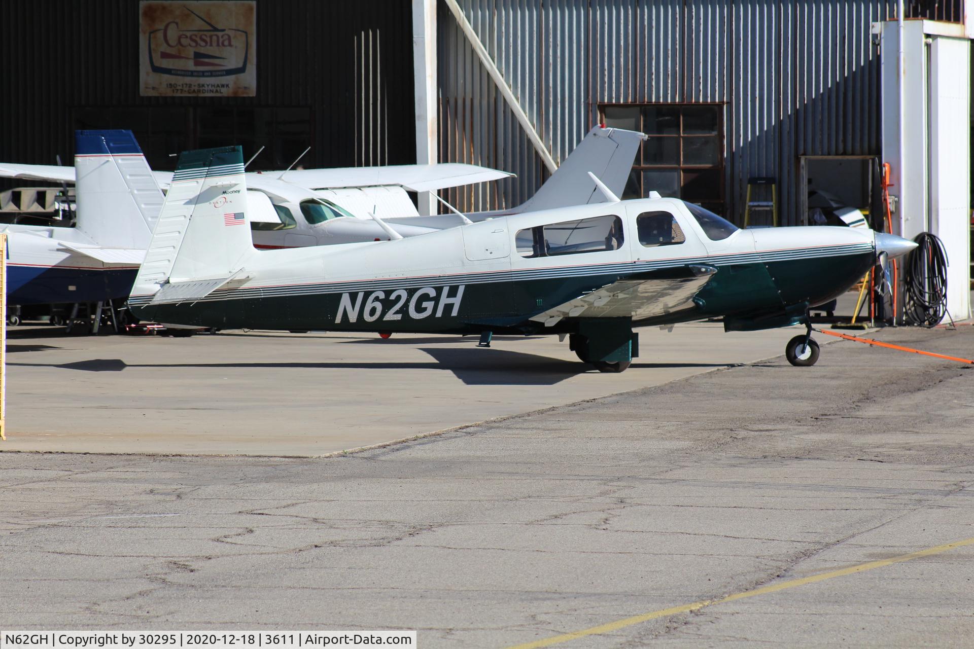 N62GH, 1999 Mooney M20R Ovation C/N 29-0190, Parked