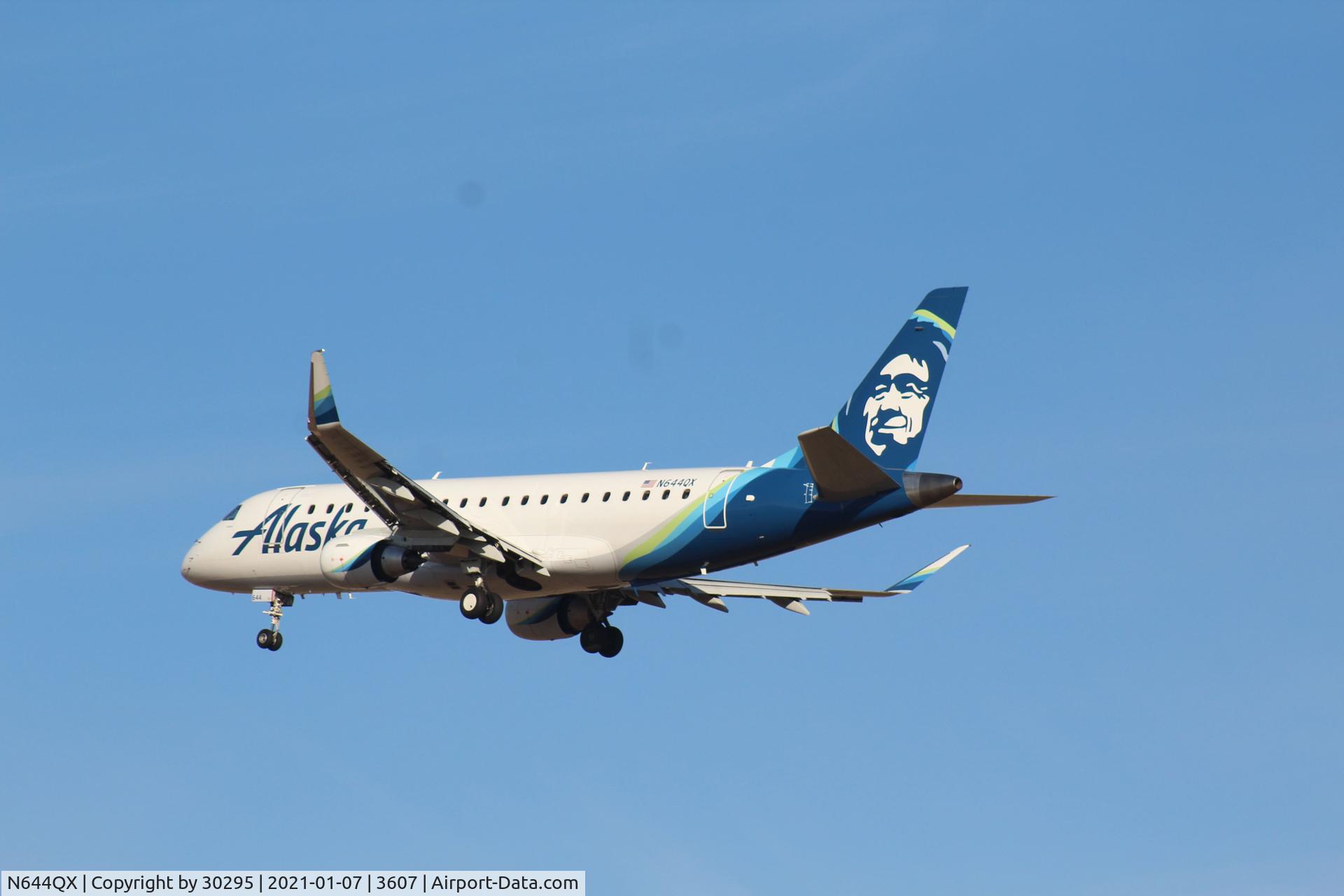 N644QX, 2018 Embraer ERJ-175 (ERJ-170-200LR) C/N 17000767, Starting to turn
