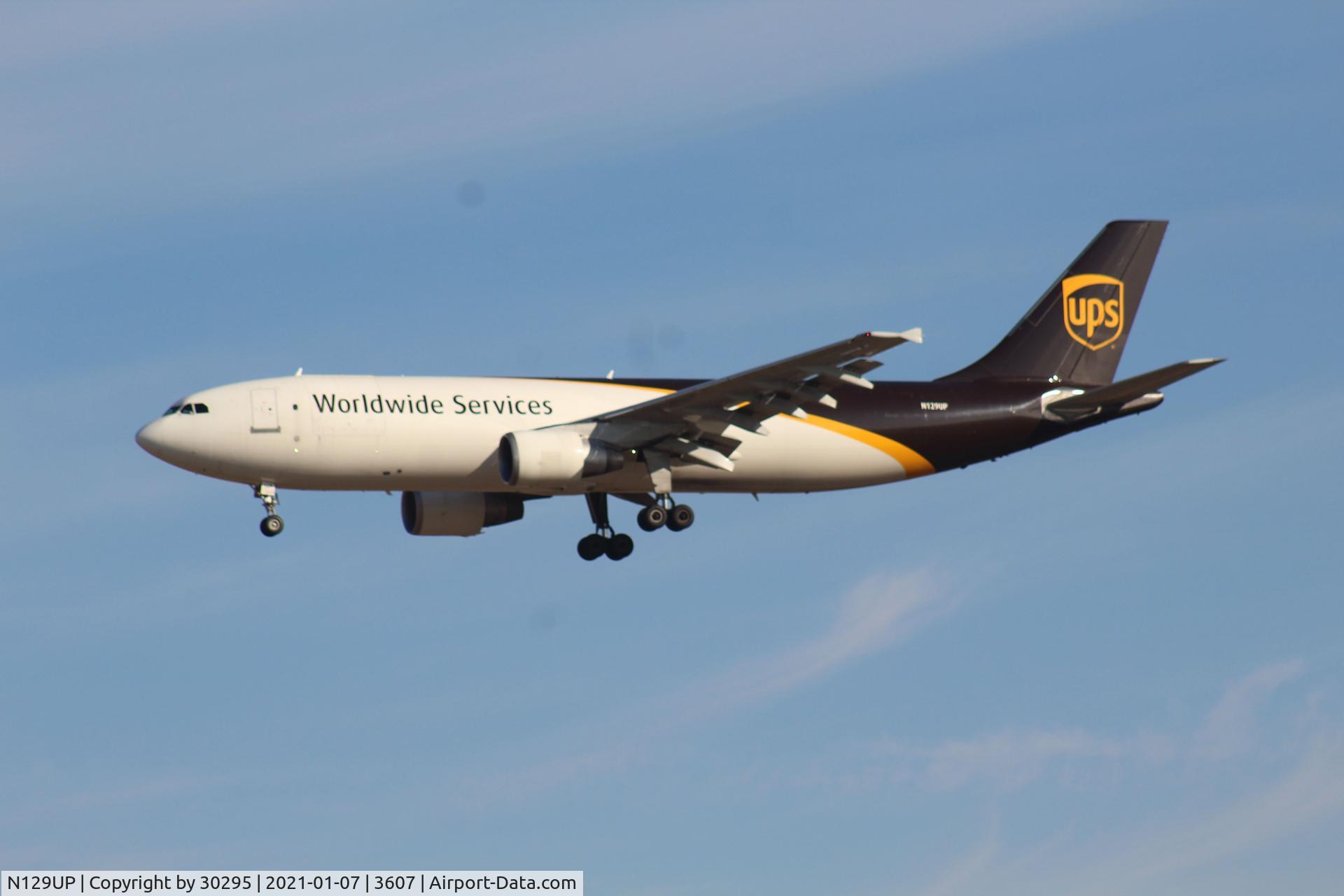 N129UP, 2001 Airbus A300F4-622R C/N 0813, One mile final