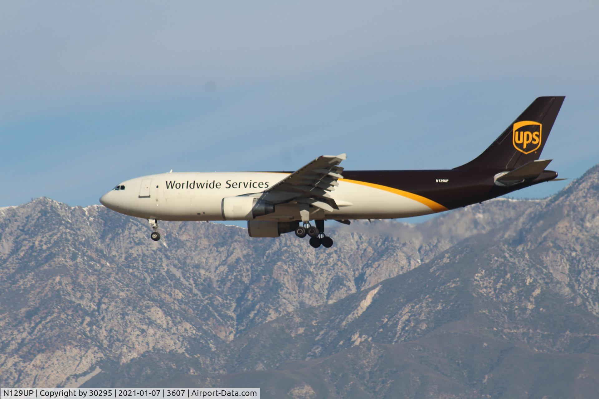 N129UP, 2001 Airbus A300F4-622R C/N 0813, Approaching outer fence