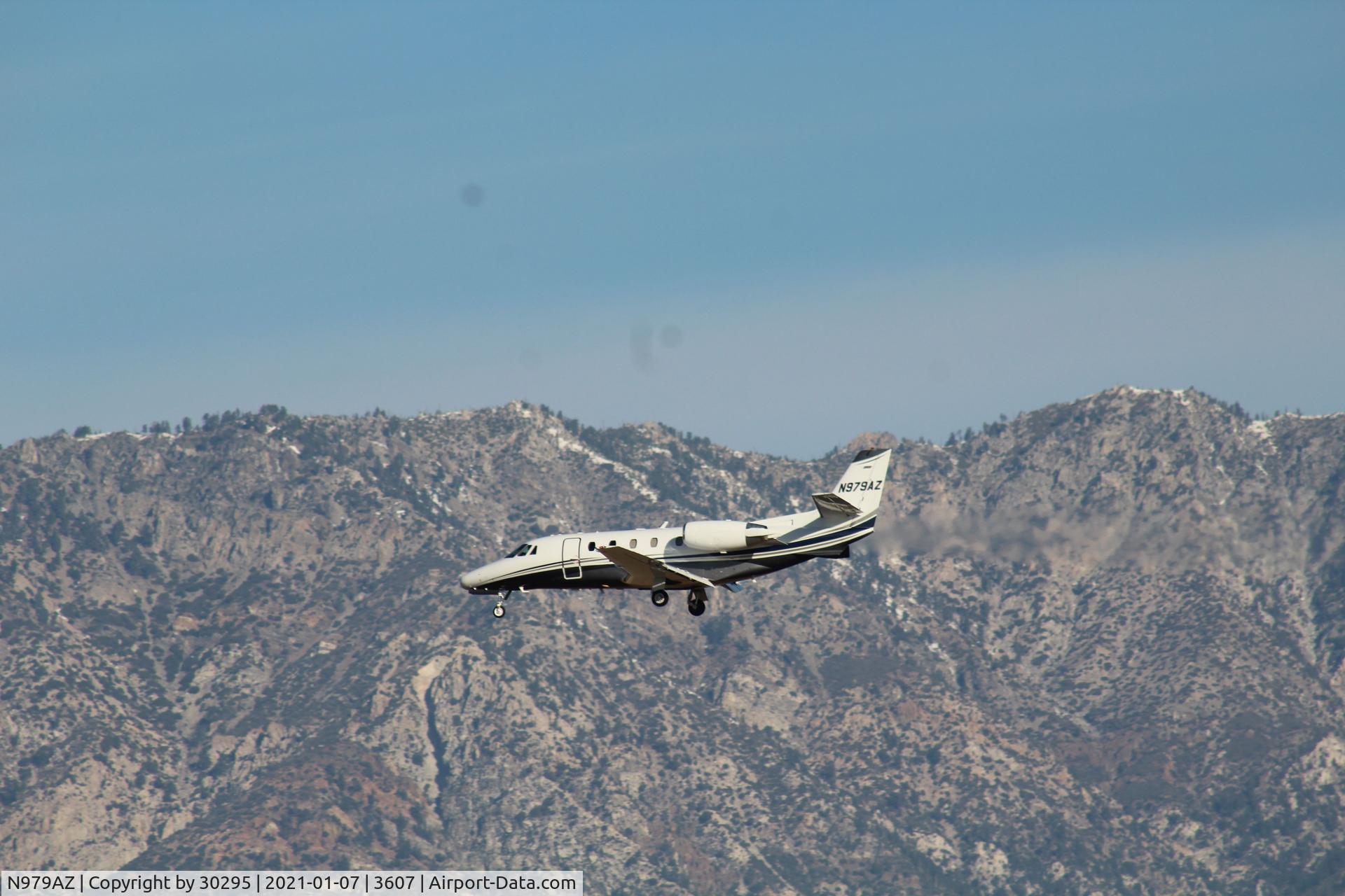 N979AZ, 2005 Cessna 560XL Citation Excel XLS C/N 560-5550, Approaching the outer fence