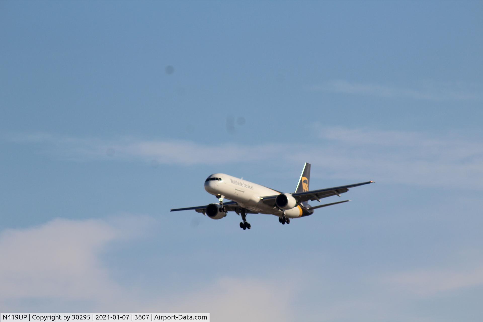 N419UP, 1990 Boeing 757-24APF C/N 23906, One mile final