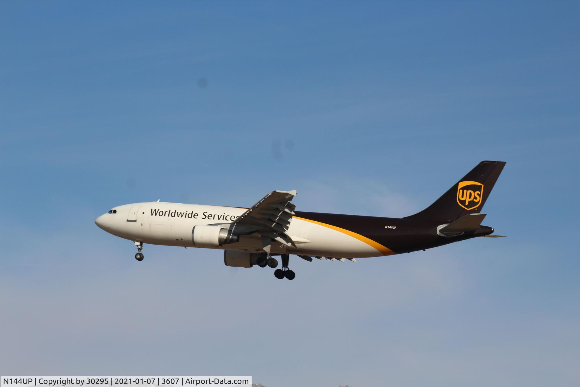 N144UP, 2002 Airbus A300F4-622R C/N 827, Approaching the outer fence