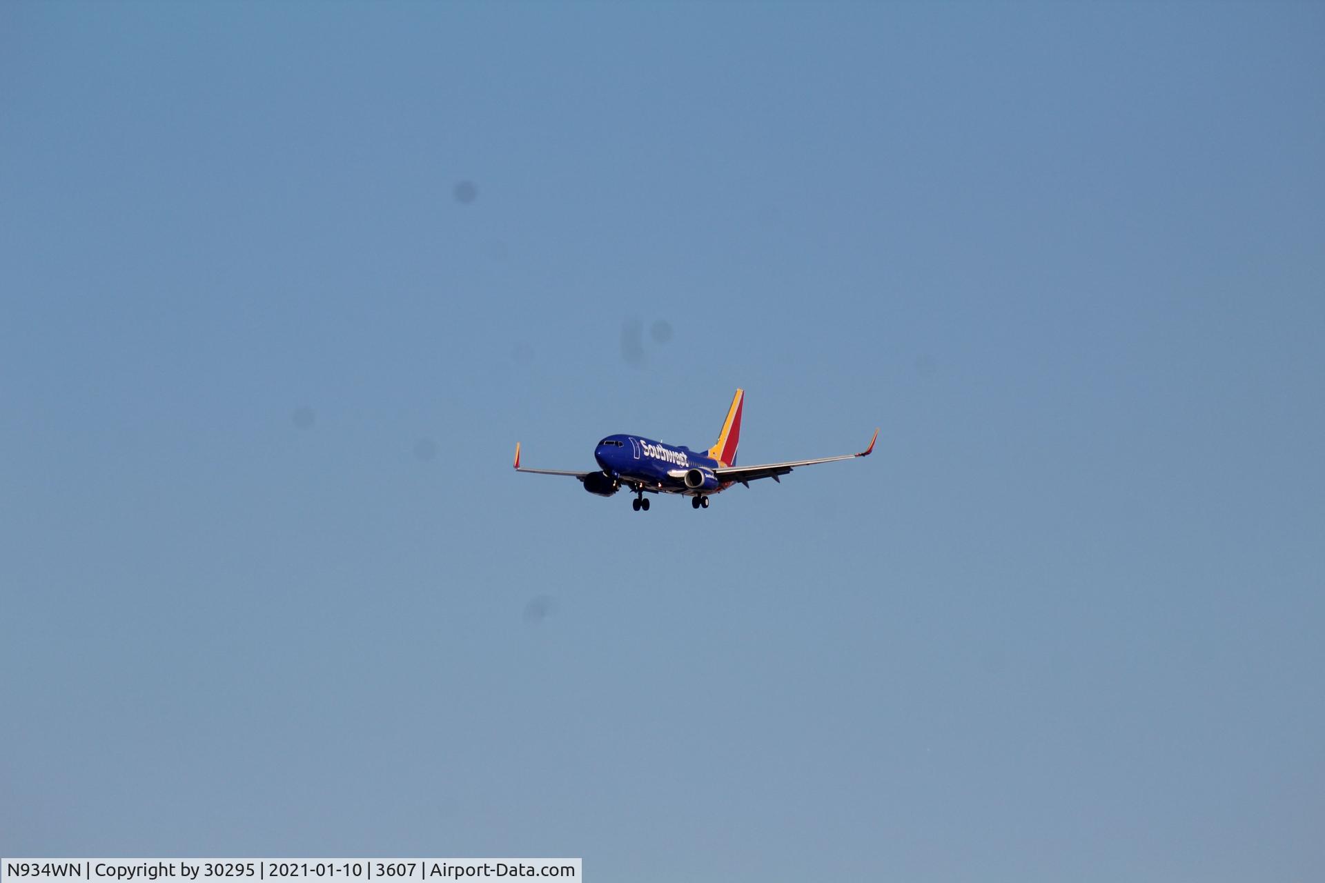 N934WN, 2009 Boeing 737-7H4 C/N 36642, Mile and a half final