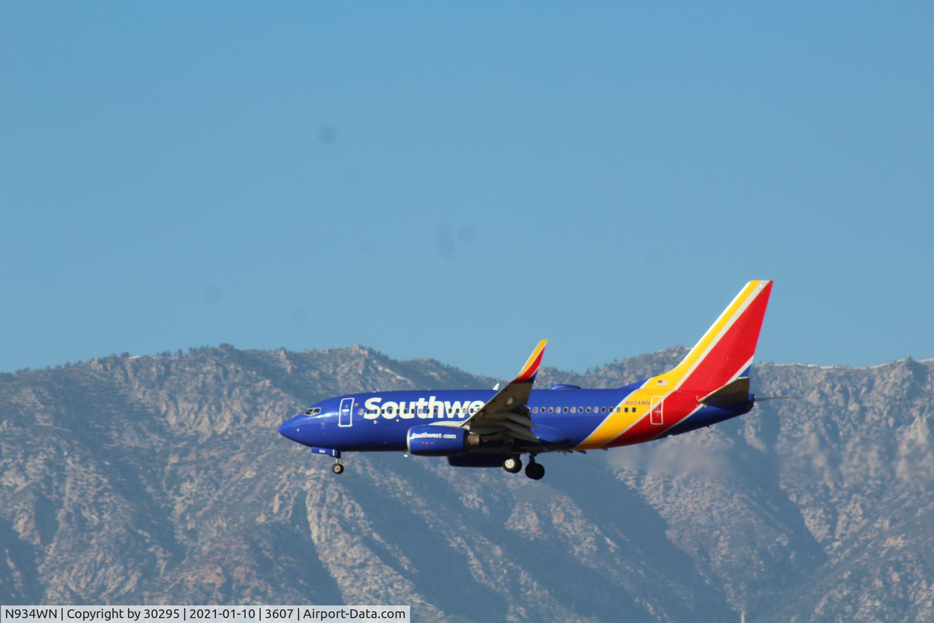 N934WN, 2009 Boeing 737-7H4 C/N 36642, Approaching the outer fence