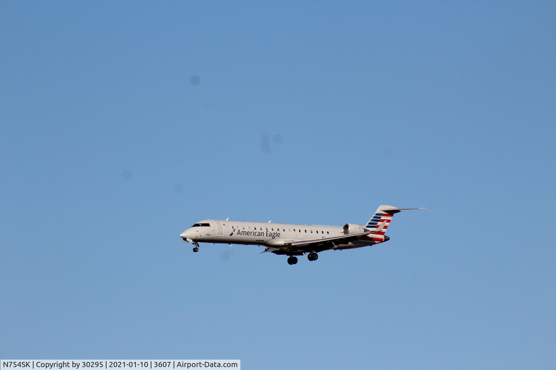 N754SK, 2005 Bombardier CRJ-701 (CL-600-2C10) Regional Jet C/N 10215, On final
