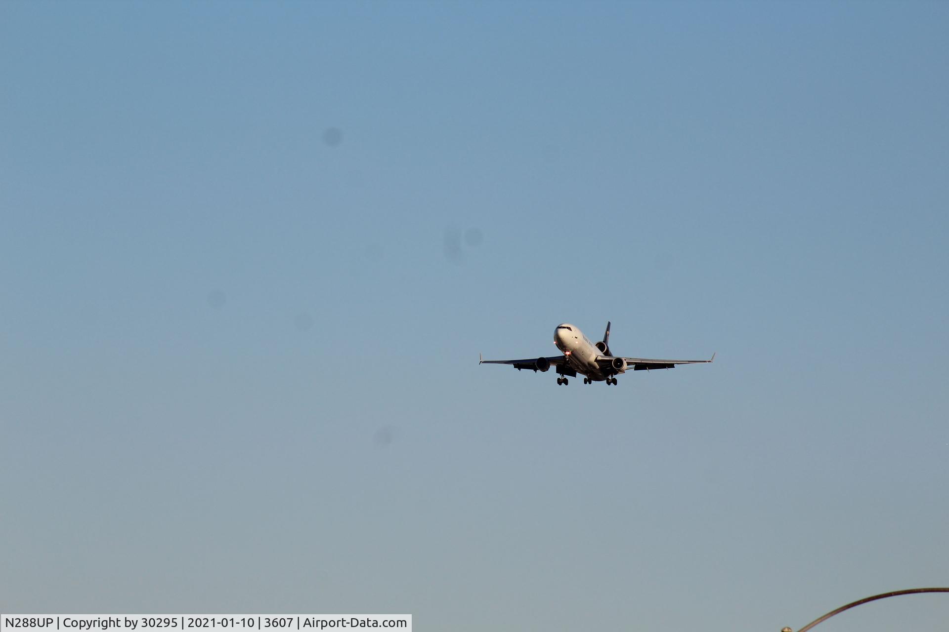 N288UP, 1994 McDonnell Douglas MD-11F C/N 48540, Mile and half final