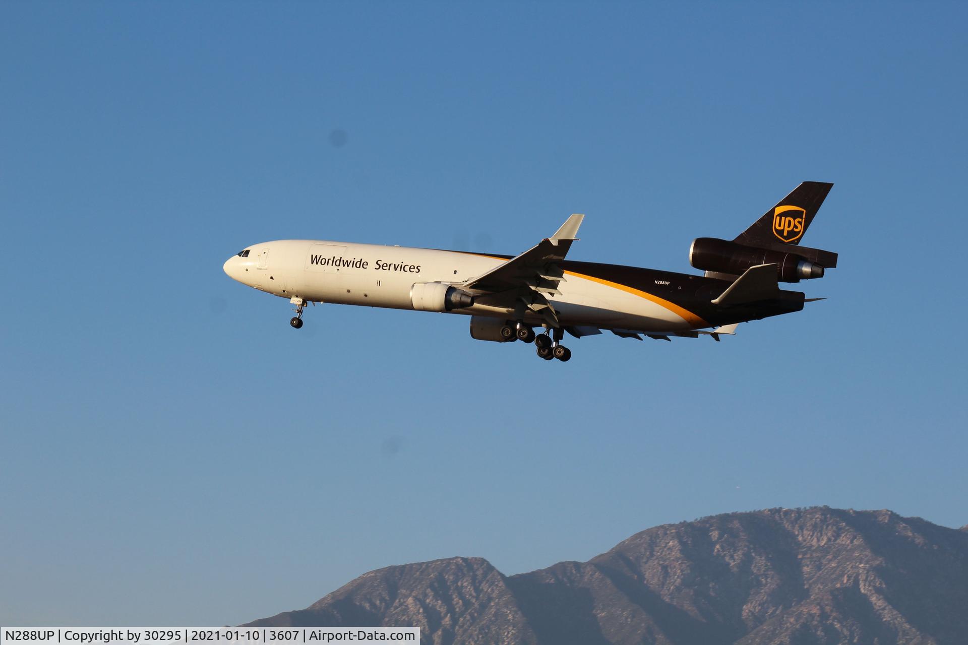 N288UP, 1994 McDonnell Douglas MD-11F C/N 48540, Approaching the outer fence