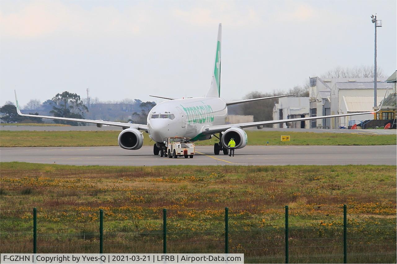 F-GZHN, 1999 Boeing 737-85H C/N 29445, Boeing 737-85H, Push back, Brest-Bretagne airport (LFRB-BES)