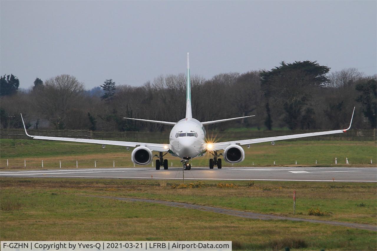 F-GZHN, 1999 Boeing 737-85H C/N 29445, Boeing 737-85H, Lining up rwy 07R, Brest-Bretagne airport (LFRB-BES)