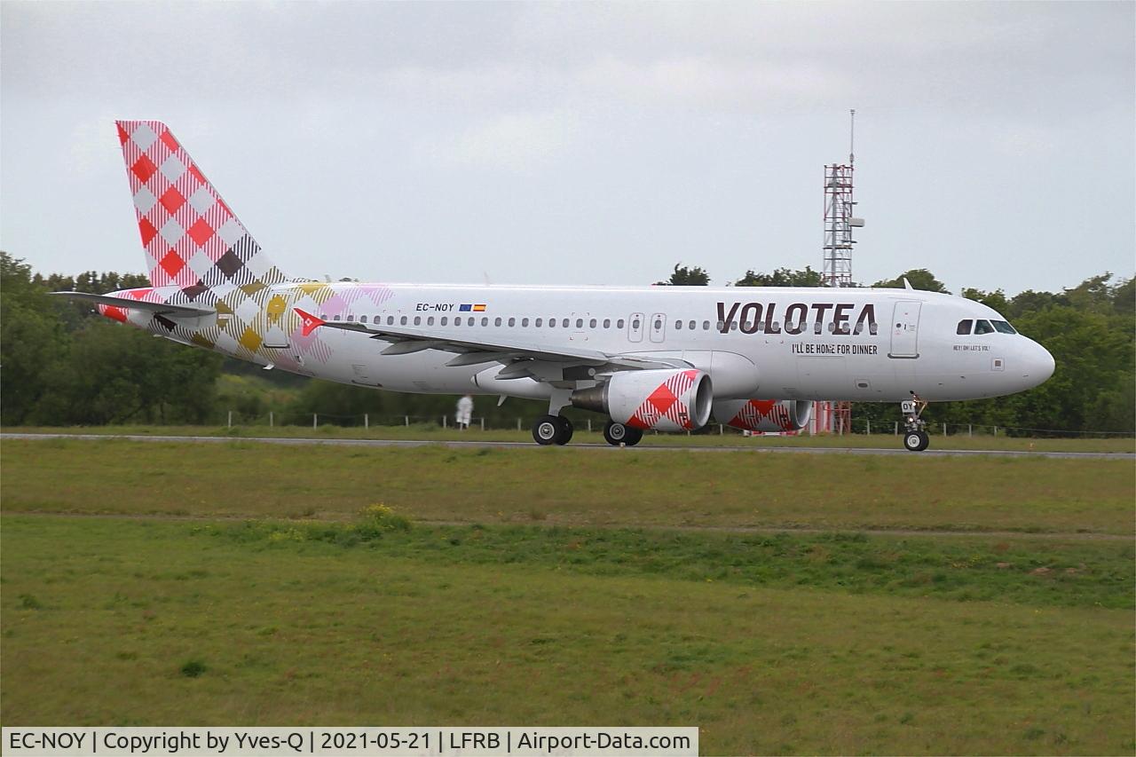 EC-NOY, 2005 Airbus A320-214 C/N 2633, Airbus 320-214, Taxiing rwy 25L, Brest-Bretagne airport (LFRB-BES)