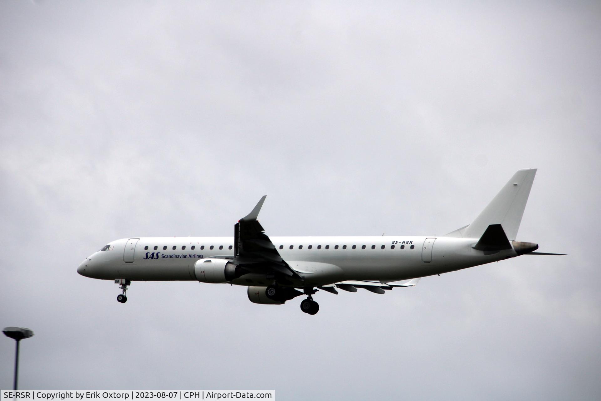 SE-RSR, 2011 Embraer 195LR (ERJ-190-200LR) C/N 19000425, SE-RSR landing rw 22L.