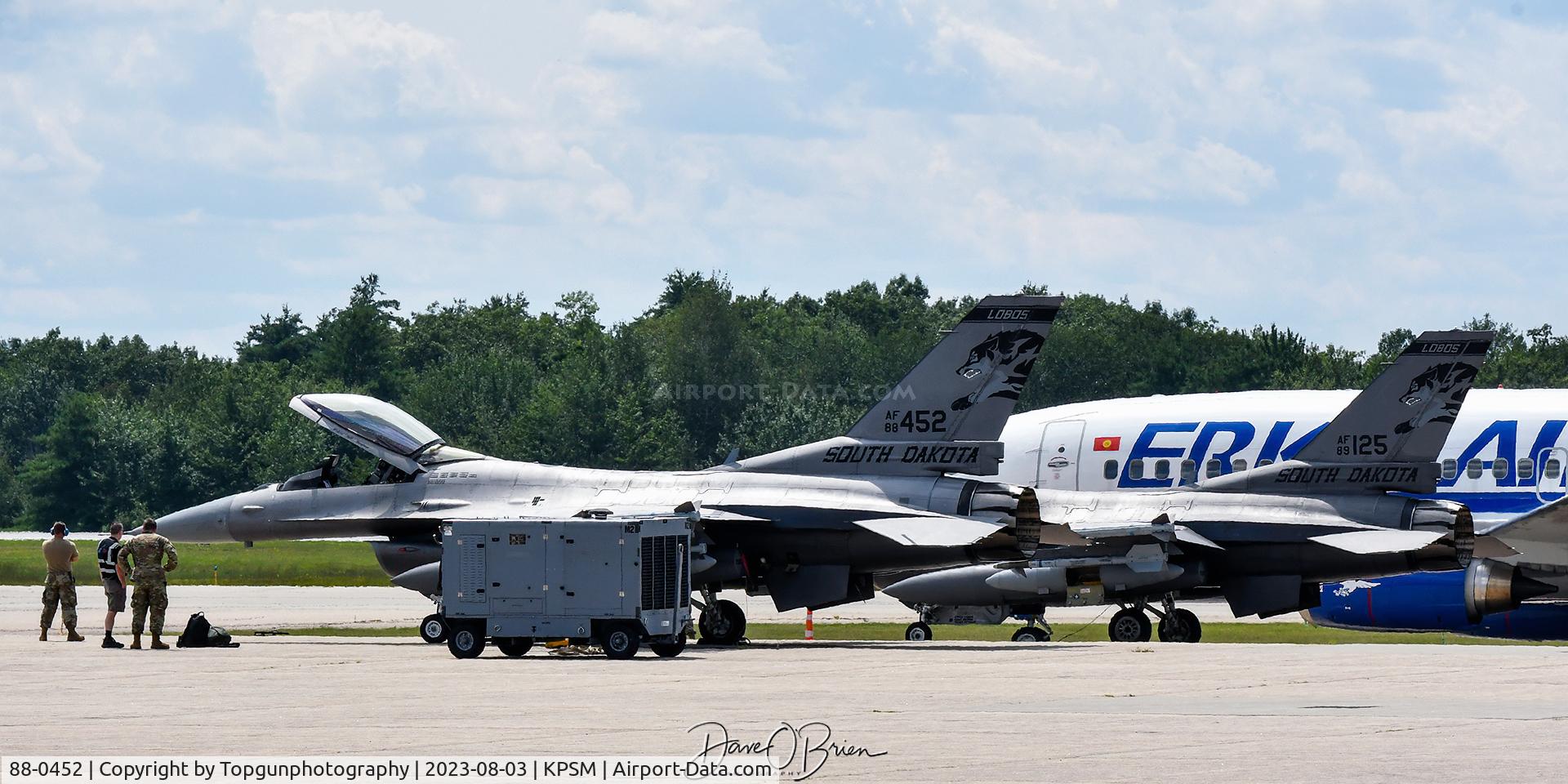 88-0452, 1989 General Dynamics F-16C Fighting Falcon C/N 1C-54, LOBO32 sits next to LOBO31 which is ready to head home to South Dakota