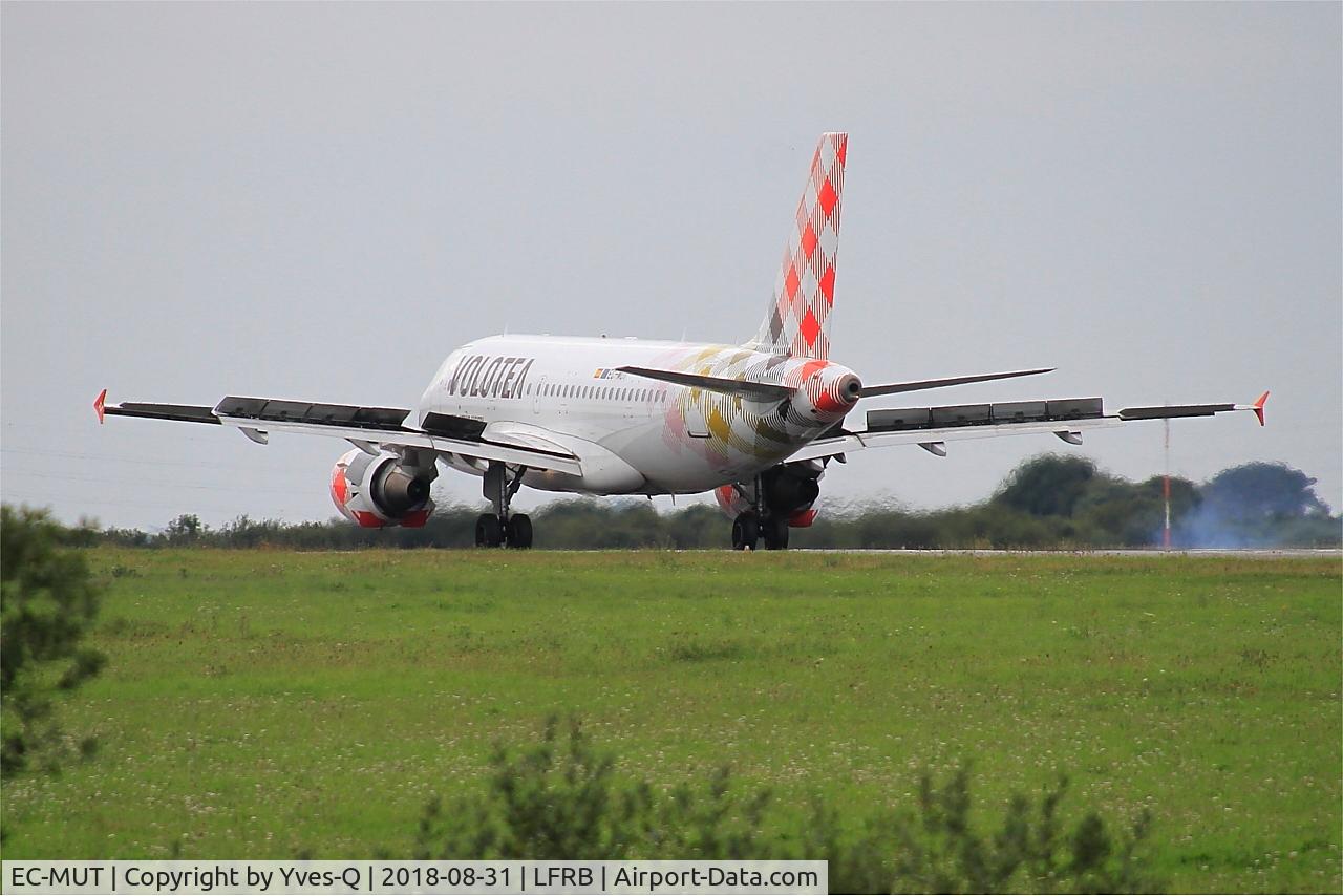 EC-MUT, 2004 Airbus A319-111 C/N 2240, Airbus A319-111, Landing rwy 25L, Brest-Bretagne Airport (LFRB-BES)