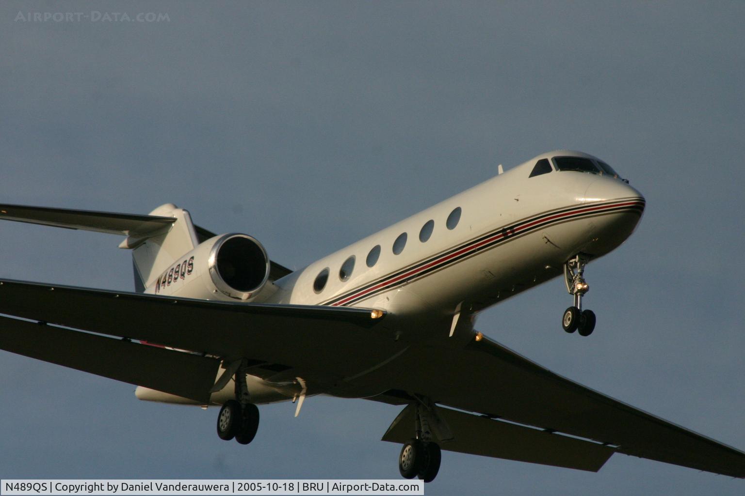 N489QS, 1999 Gulfstream Aerospace G-IV C/N 1389, short before landing on rnw 02