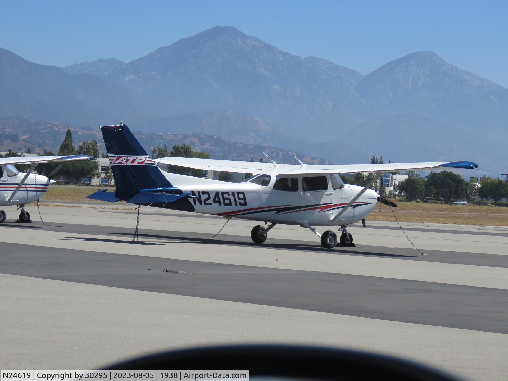 N24619, 2000 Cessna 172R C/N 17280831, Parked