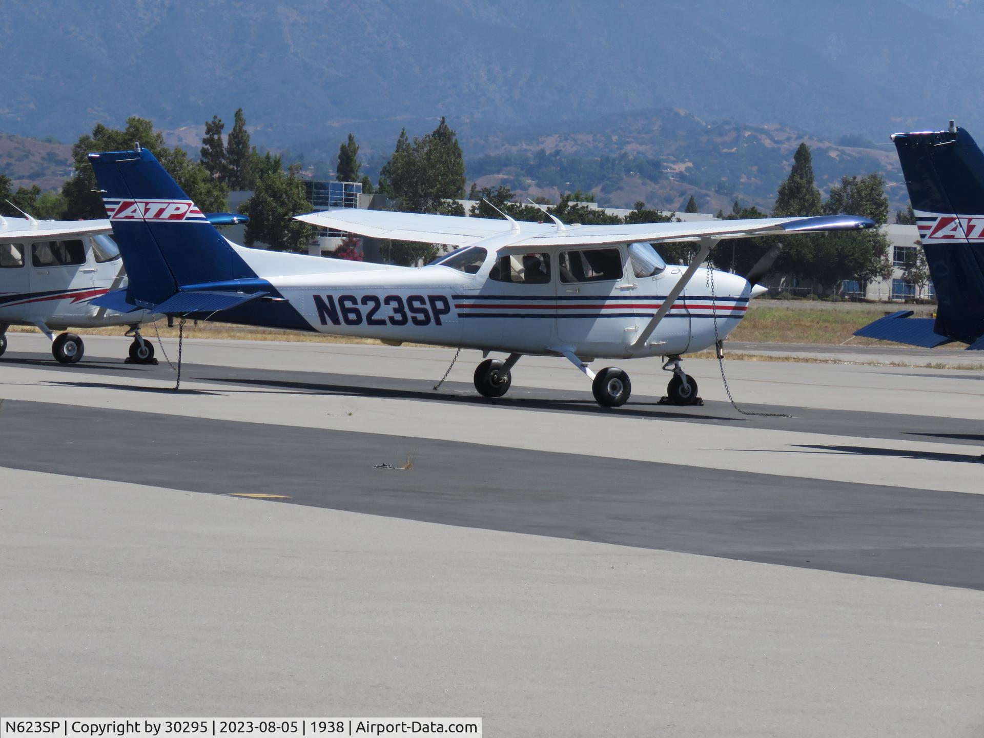 N623SP, 2000 Cessna 172S C/N 172S8614, Parked