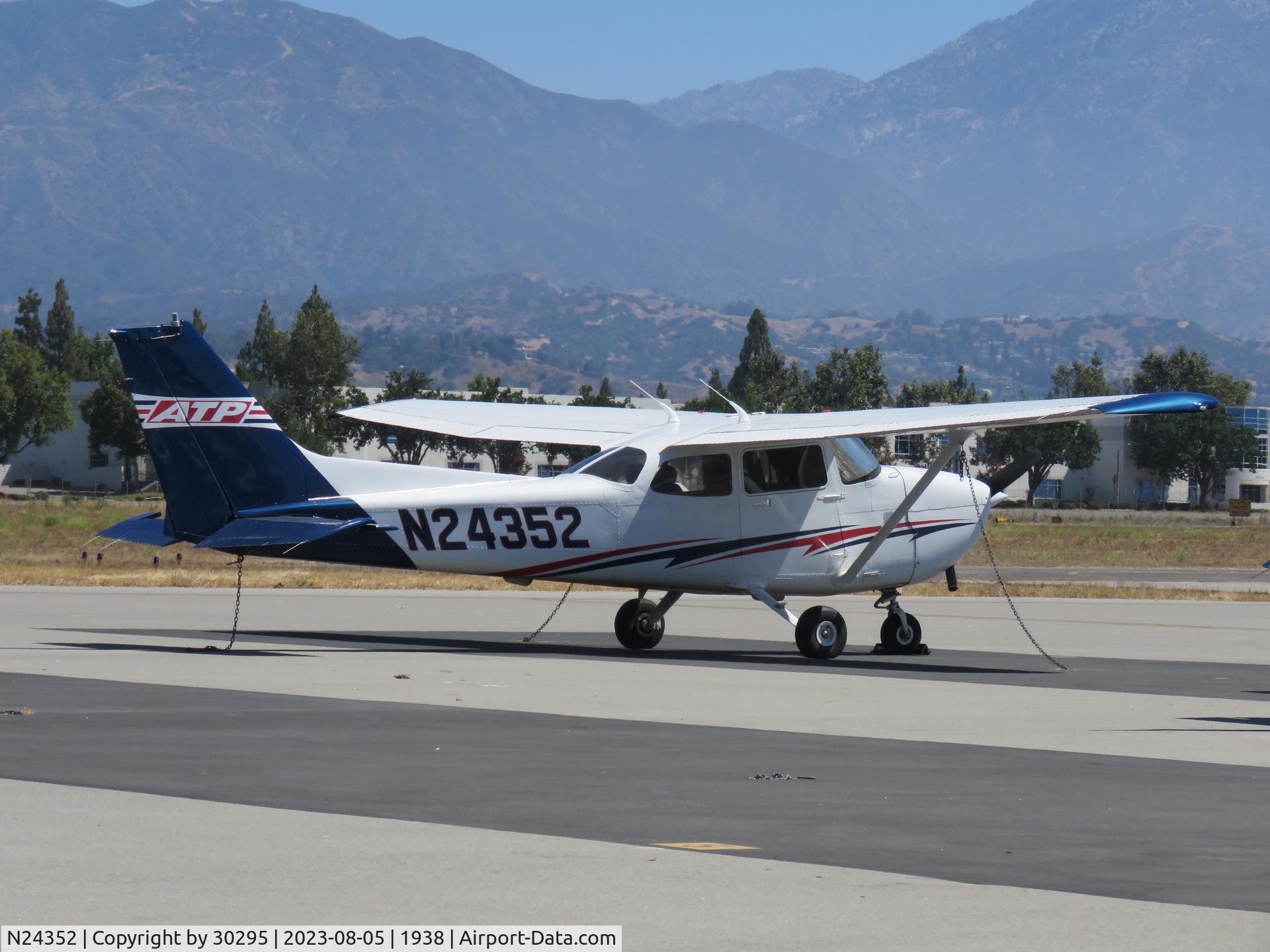 N24352, 2000 Cessna 172R C/N 17280835, Parked
