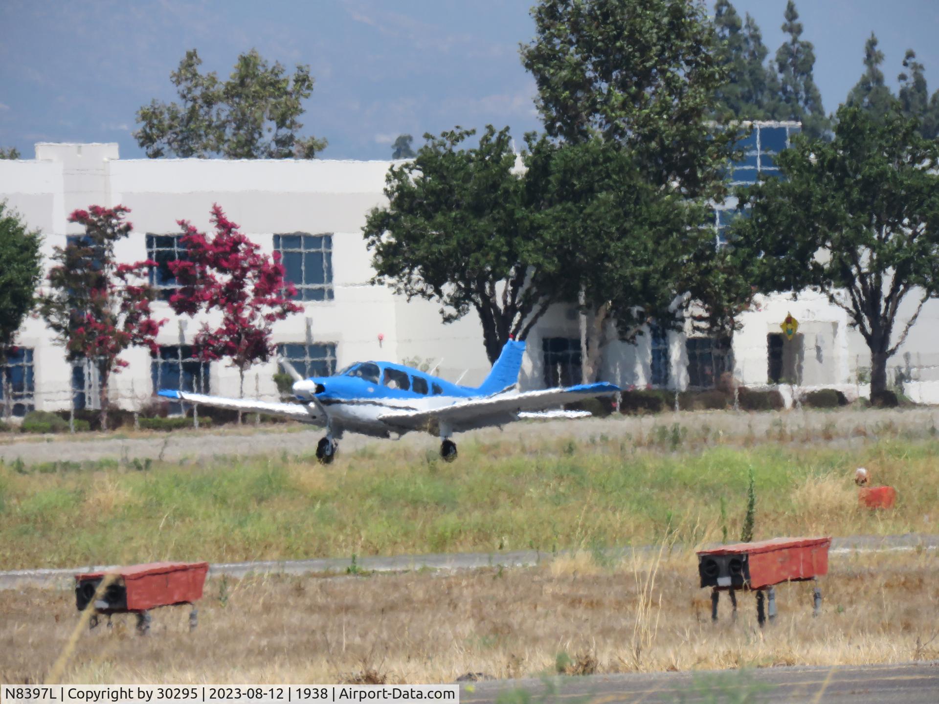 N8397L, 1981 Piper PA-28-181 C/N 28-8190252, Landing