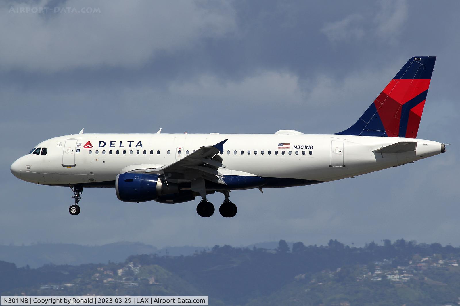 N301NB, 1999 Airbus A319-114 C/N 1058, at lax