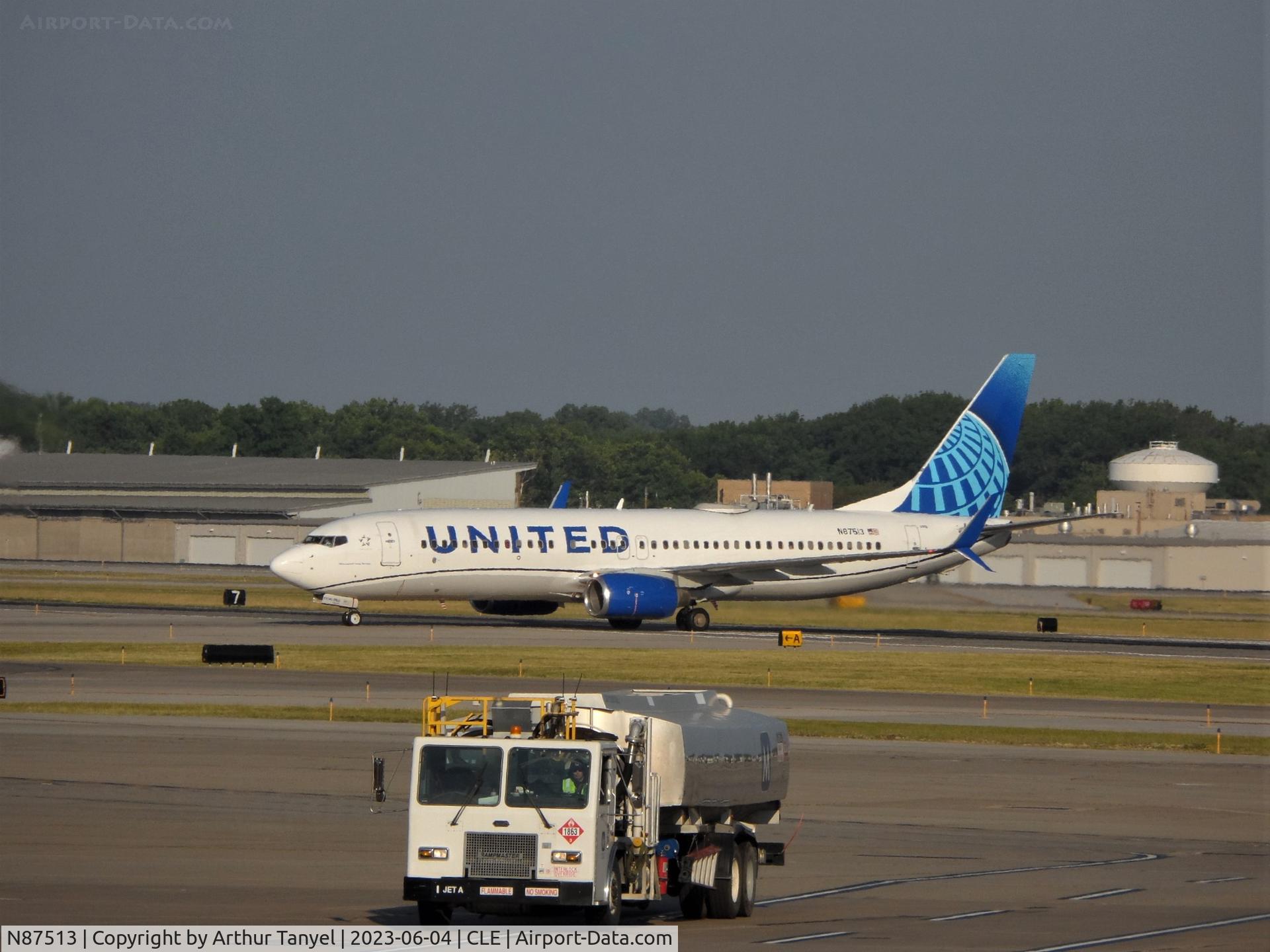 N87513, 2008 Boeing 737-824 C/N 31621, Taxiing at CLE