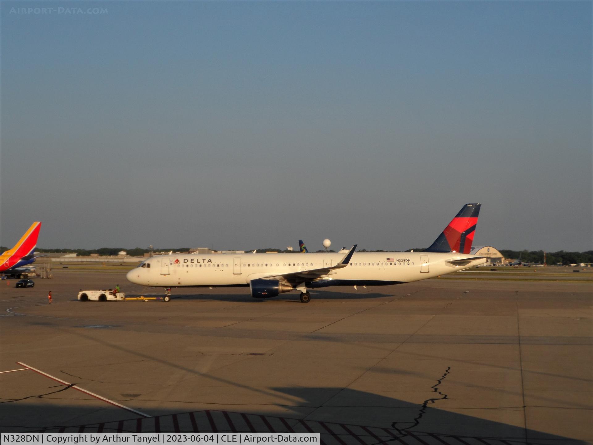 N328DN, 2017 Airbus A321-211 C/N 7840, Being pushed back at CLE