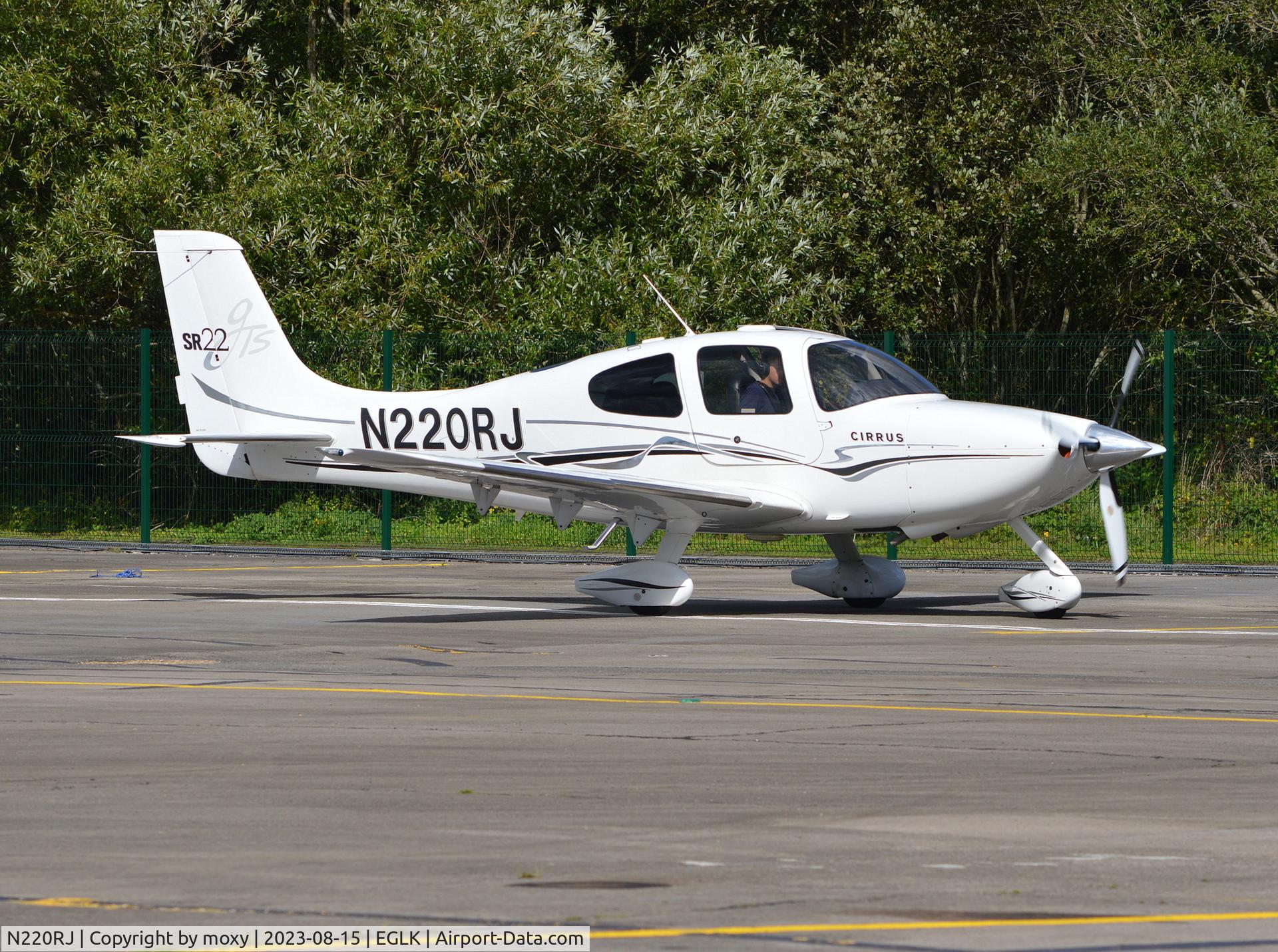 N220RJ, 2006 Cirrus SR22 C/N 1775, Cirrus SR22 at Blackbushe.